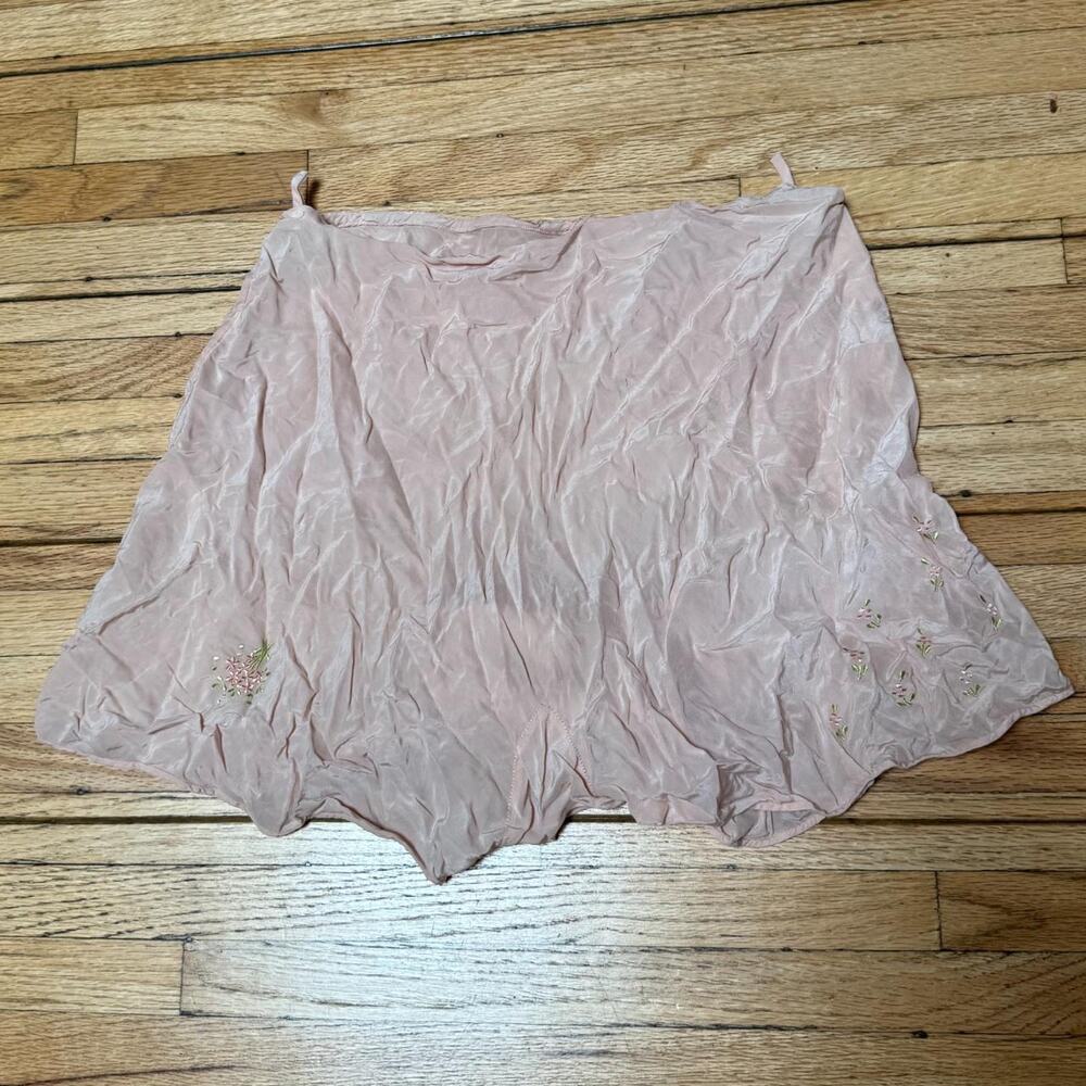 Pink embroidered tap shorts